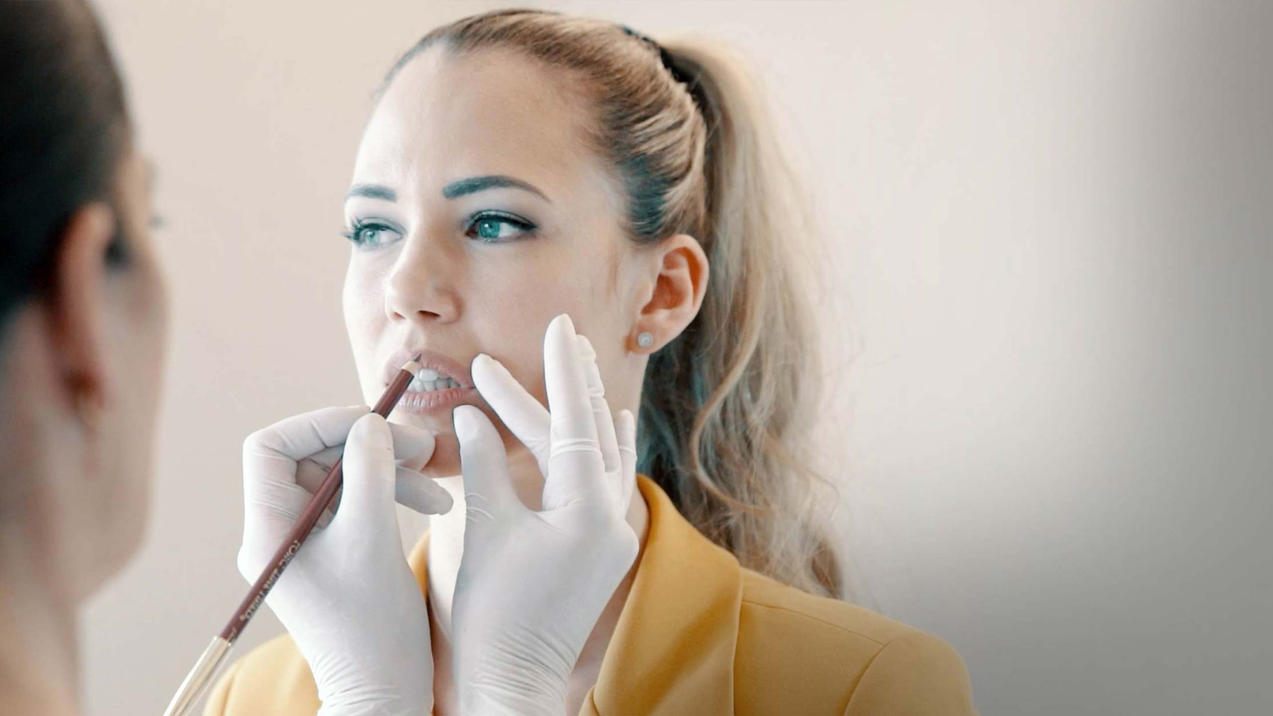 Behandlung der Lippenkontur im Rahmen einer Permanent Make-up Entfernung in einer Fachpraxis