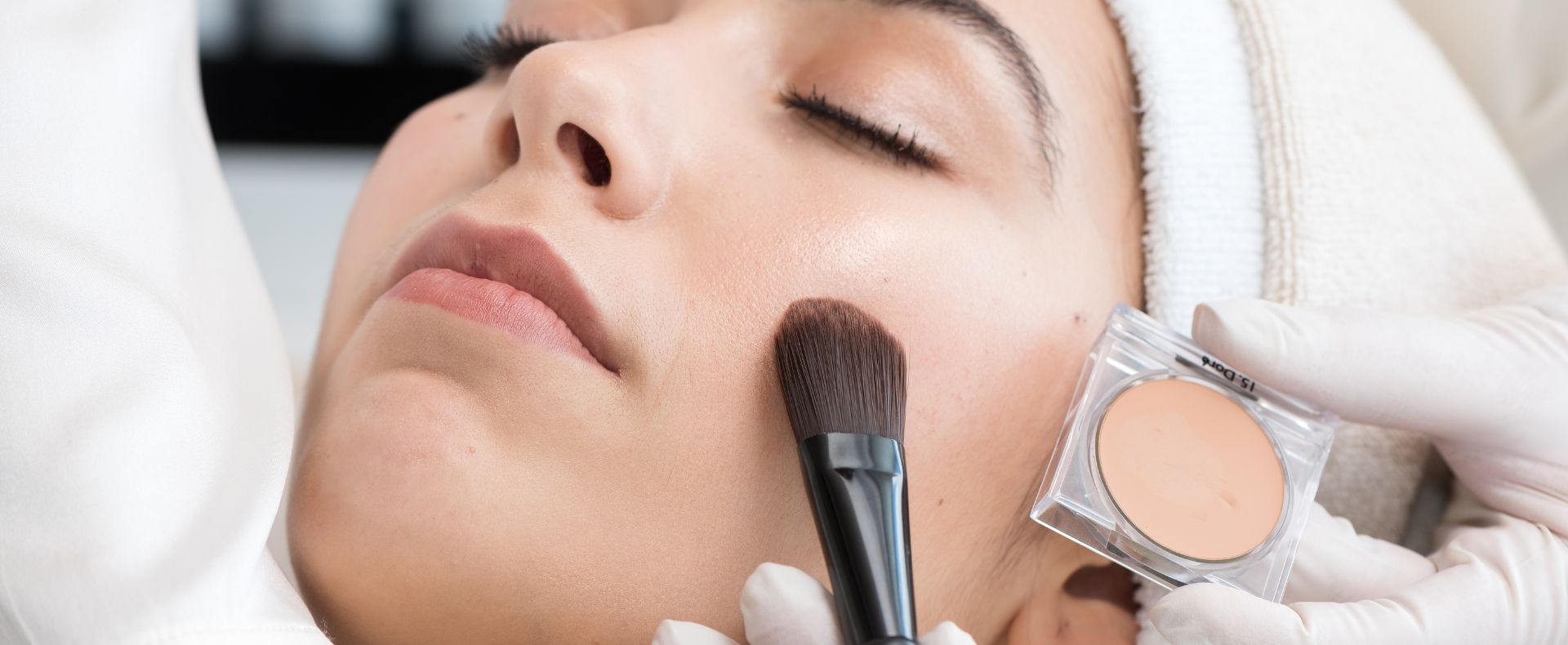 Sanfte Pflege der Haut während der Heilungsphase nach einer Permanent Make-up Entfernung